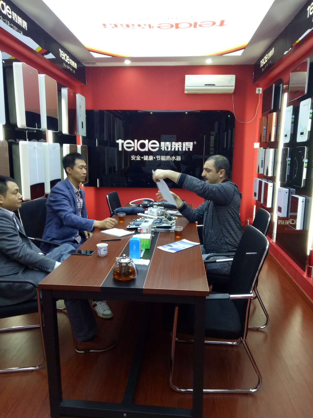 烈歡迎俄羅斯客戶蒞臨我司，恭賀成功簽約！